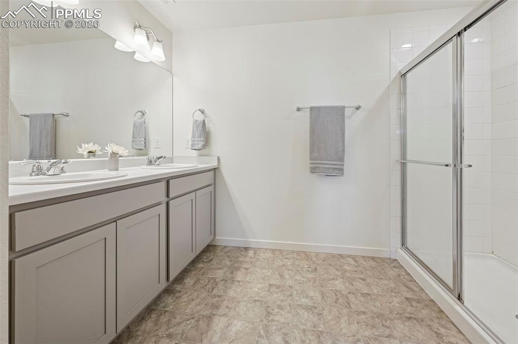 Image 21 of 40: Bathroom