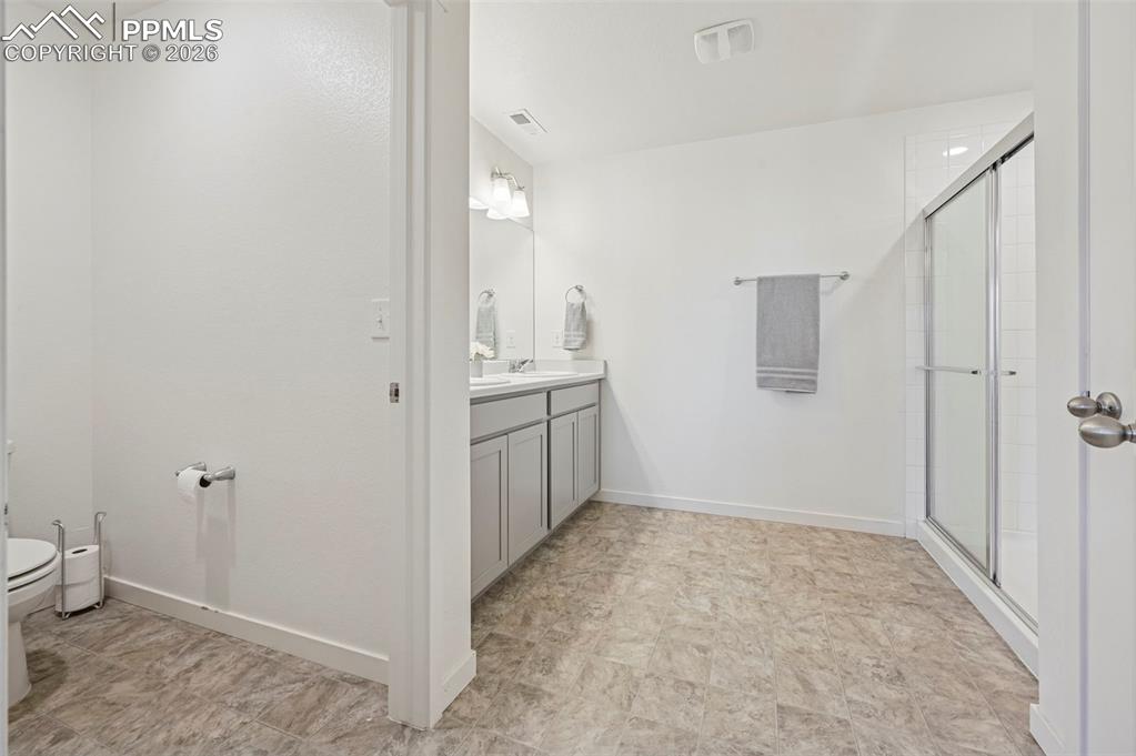 Image 22 of 40: Bathroom