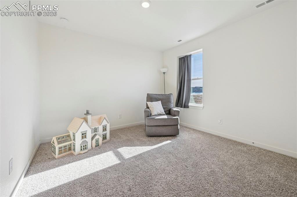 Image 25 of 40: Bedroom