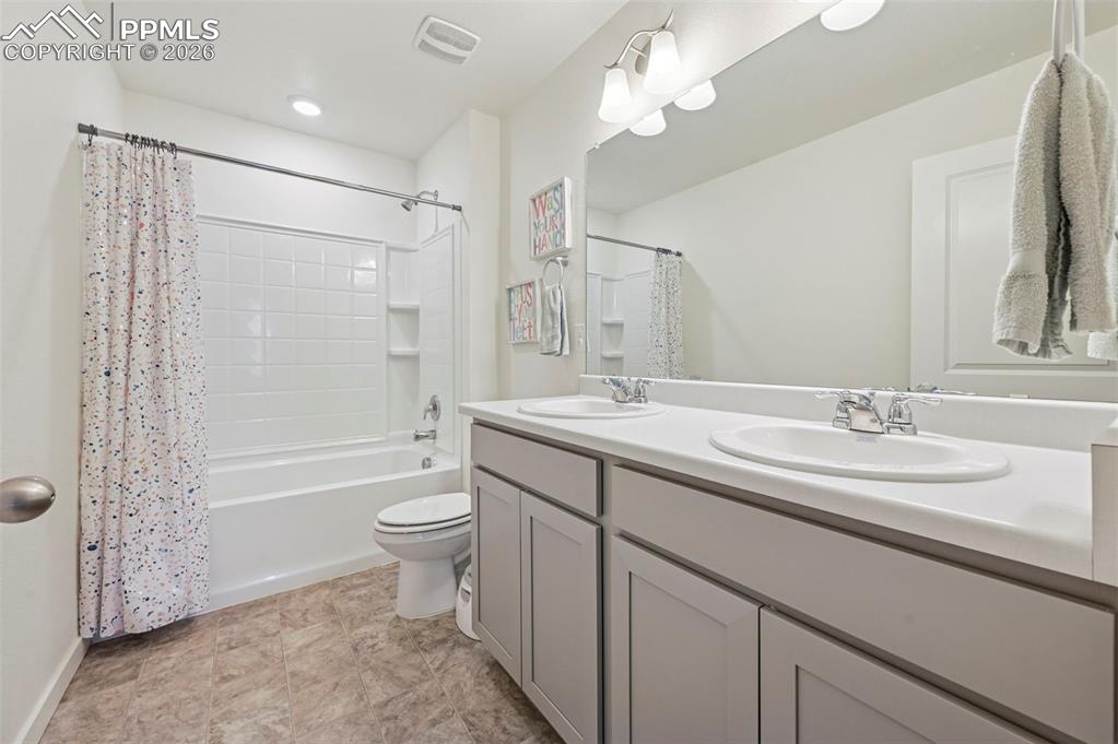 Image 30 of 40: Hall bath