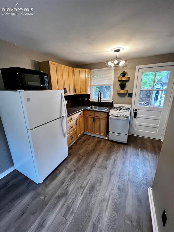 Image 15 of 20: Upper Apt: Nice kitchen with gas stove. View to rear patio with fire pit