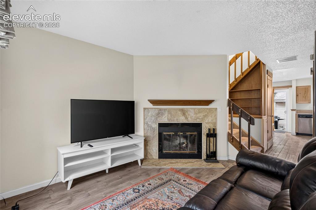 Image 10 of 50: Living Room