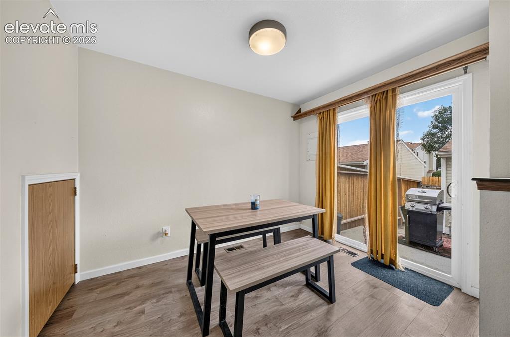 Image 14 of 50: Dining Area