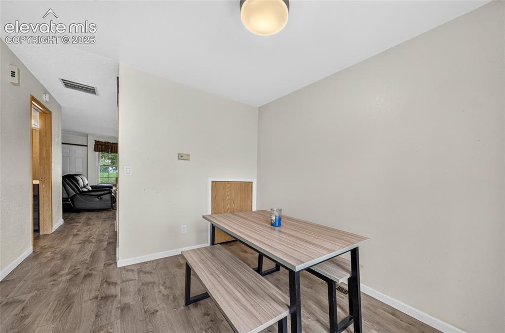 Image 16 of 50: Dining Area