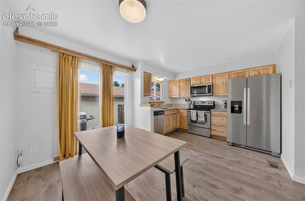 Image 19 of 50: Kitchen