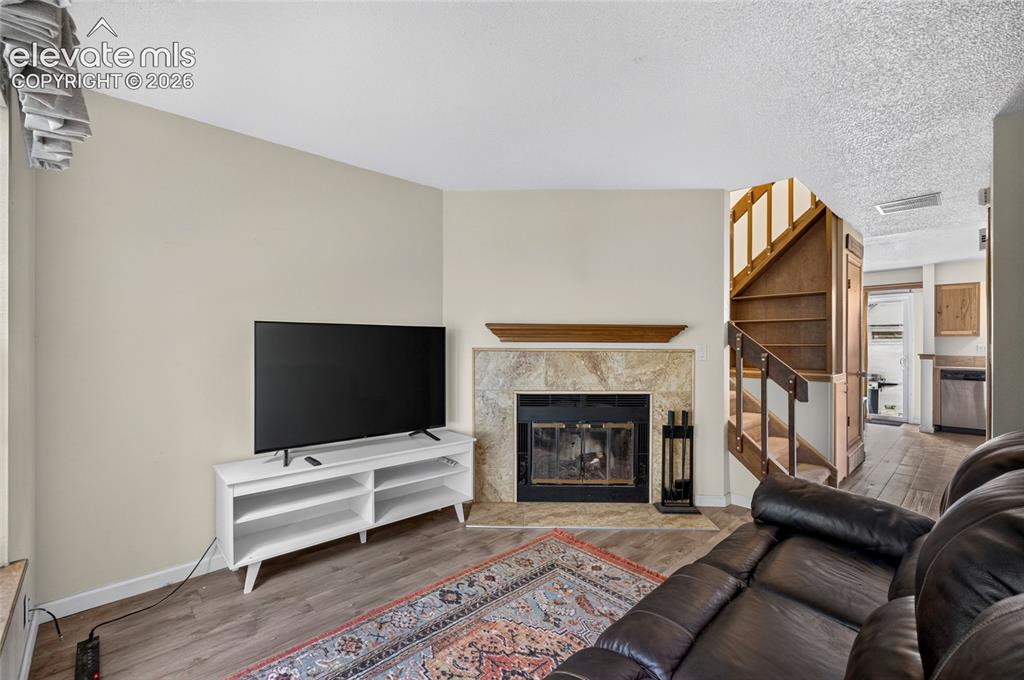 Image 5 of 50: Living Room
