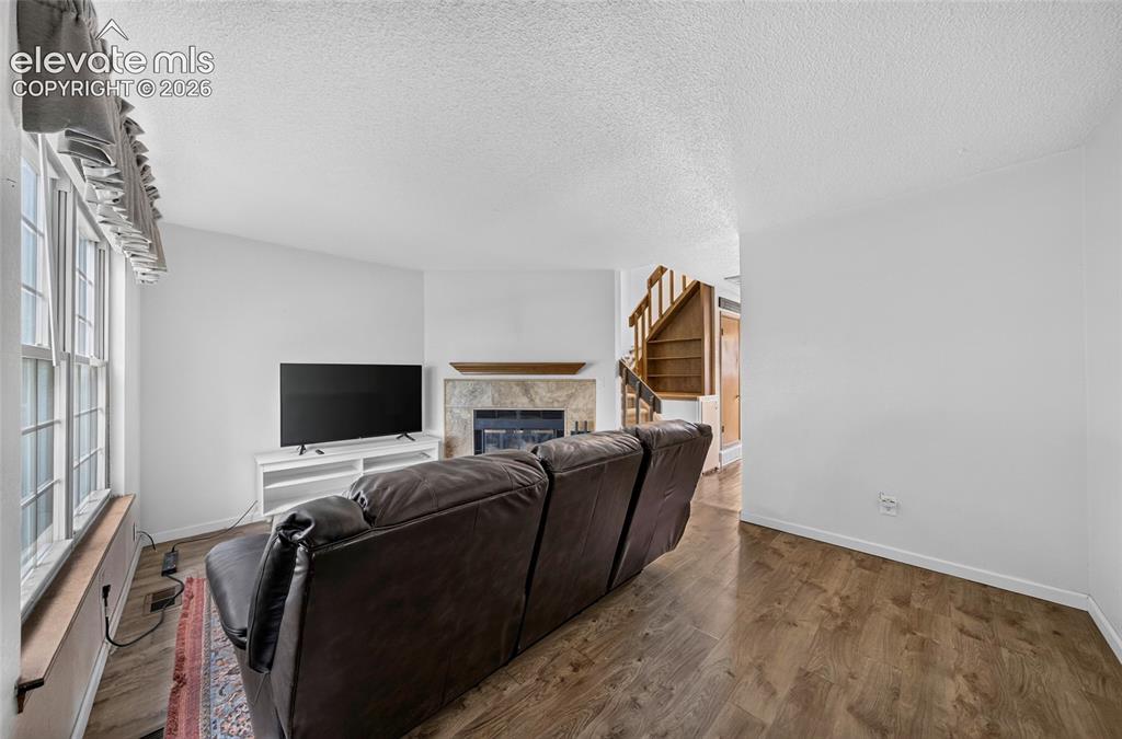 Image 6 of 50: Living Room