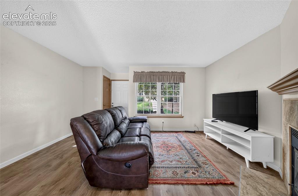 Image 7 of 50: Living Room