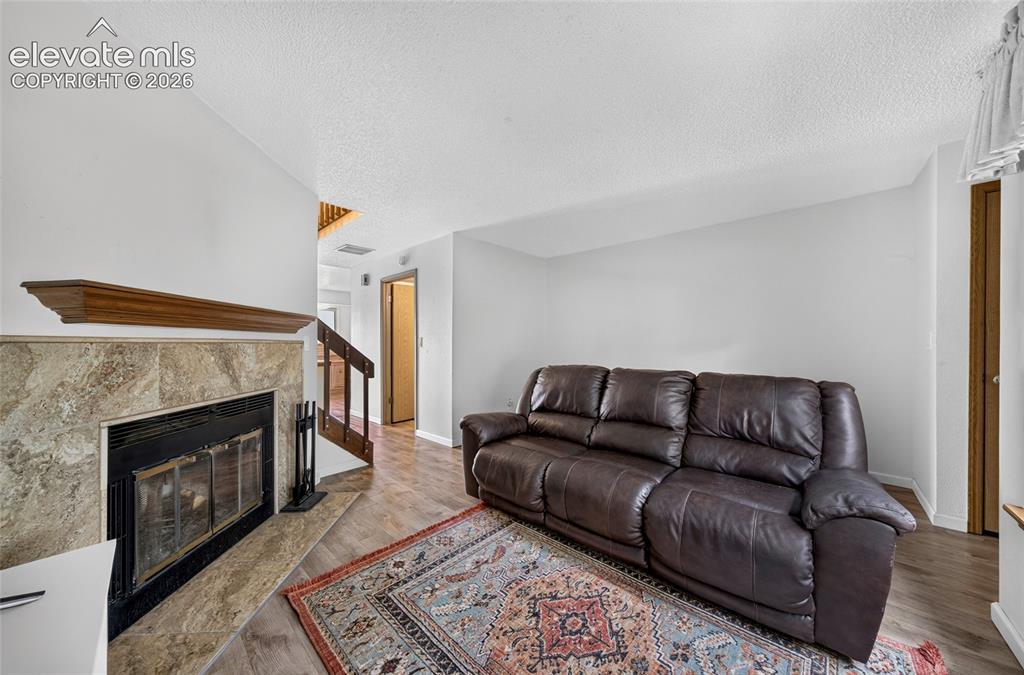 Image 8 of 50: Living Room