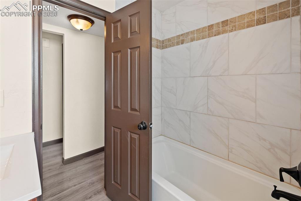 Image 18 of 22: Bathroom