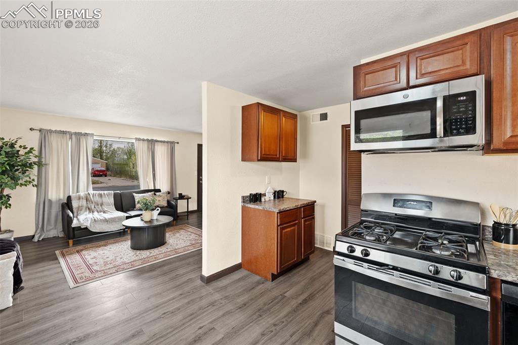 Image 9 of 22: Kitchen