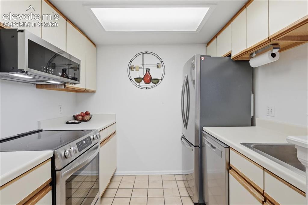 Image 10 of 39: Kitchen