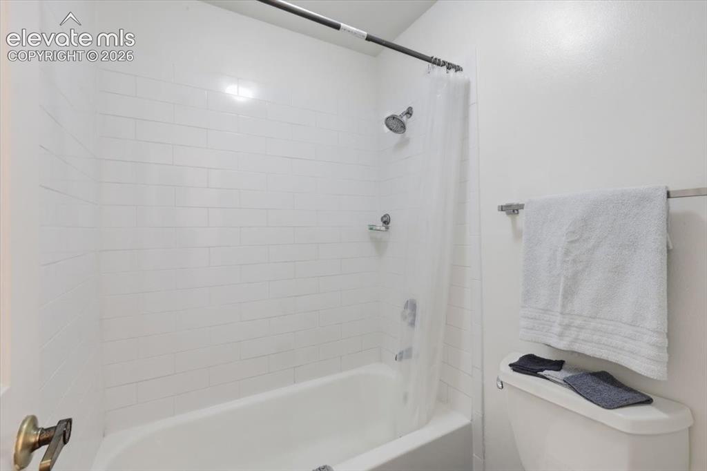 Image 19 of 39: Bathroom.