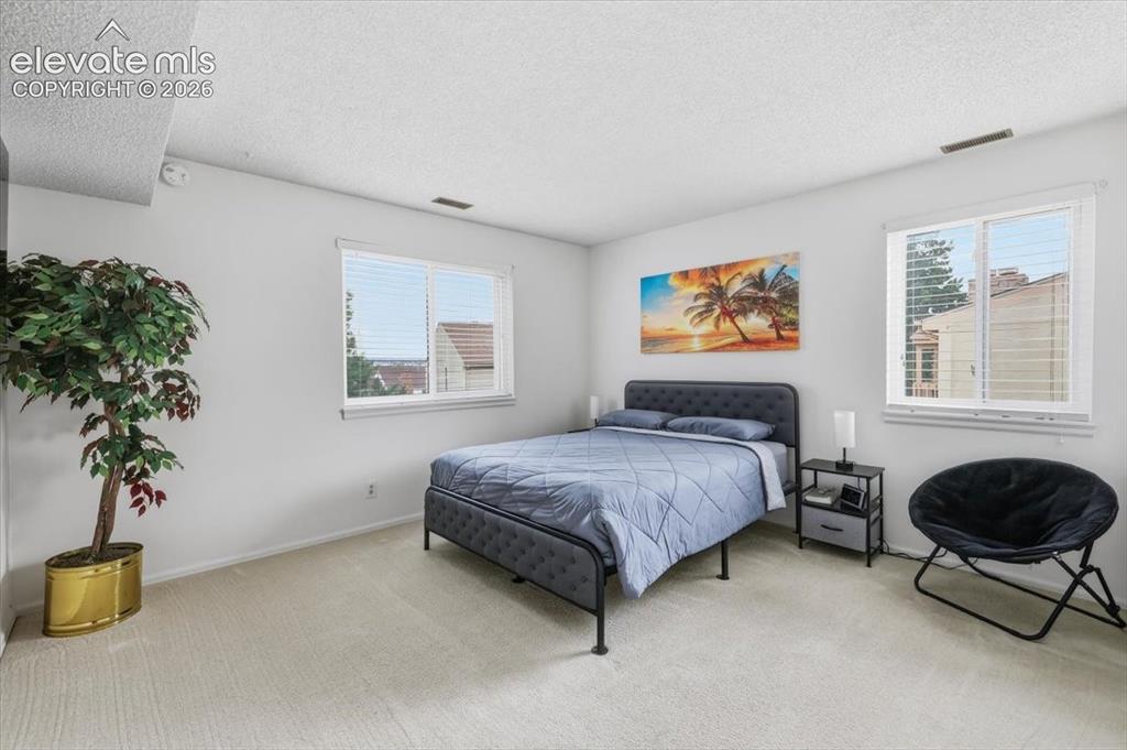 Image 5 of 39: Large bedroom.