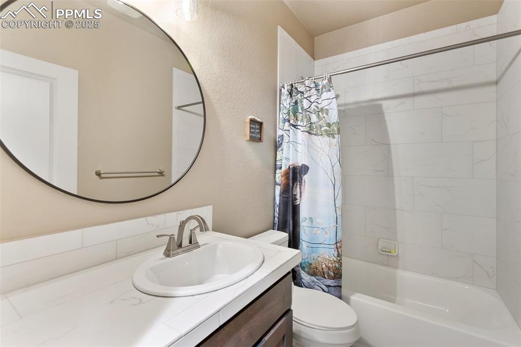 Image 18 of 38: Bathroom