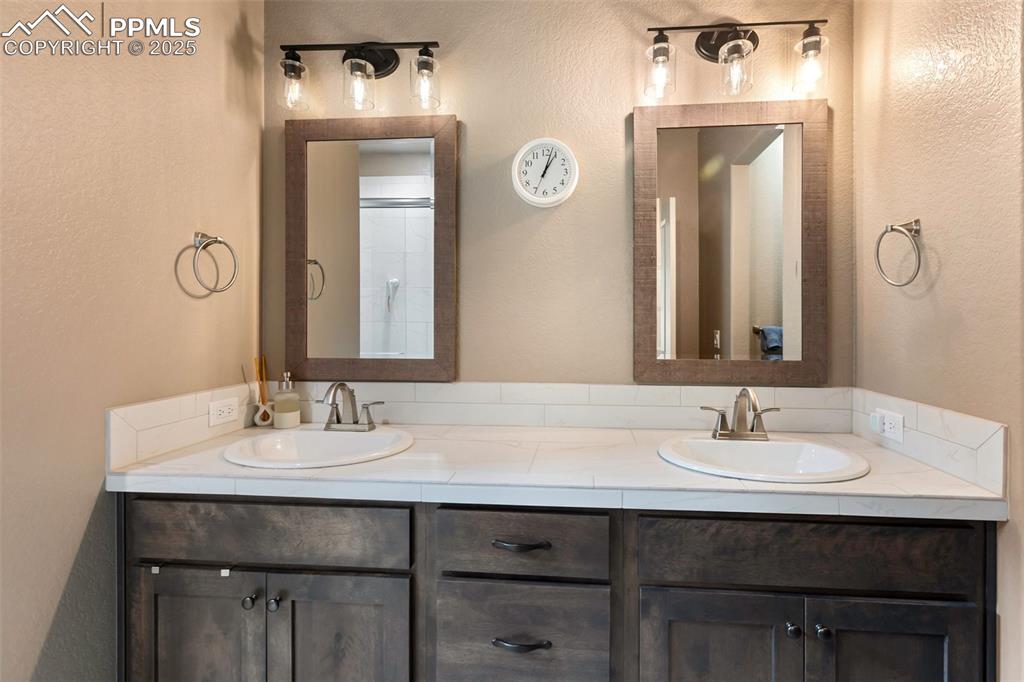 Image 24 of 38: Bathroom