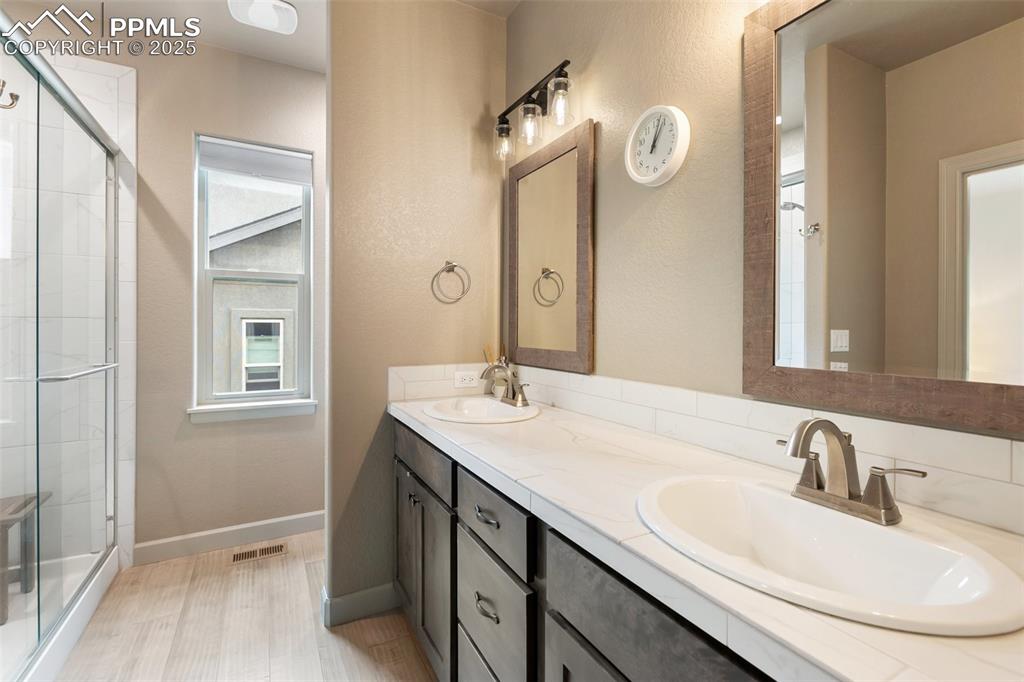 Image 25 of 38: Bathroom