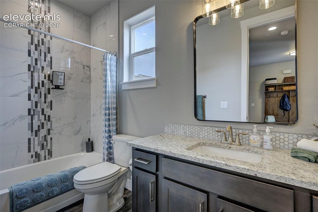 Image 12 of 47: Full Bathroom on Main Level