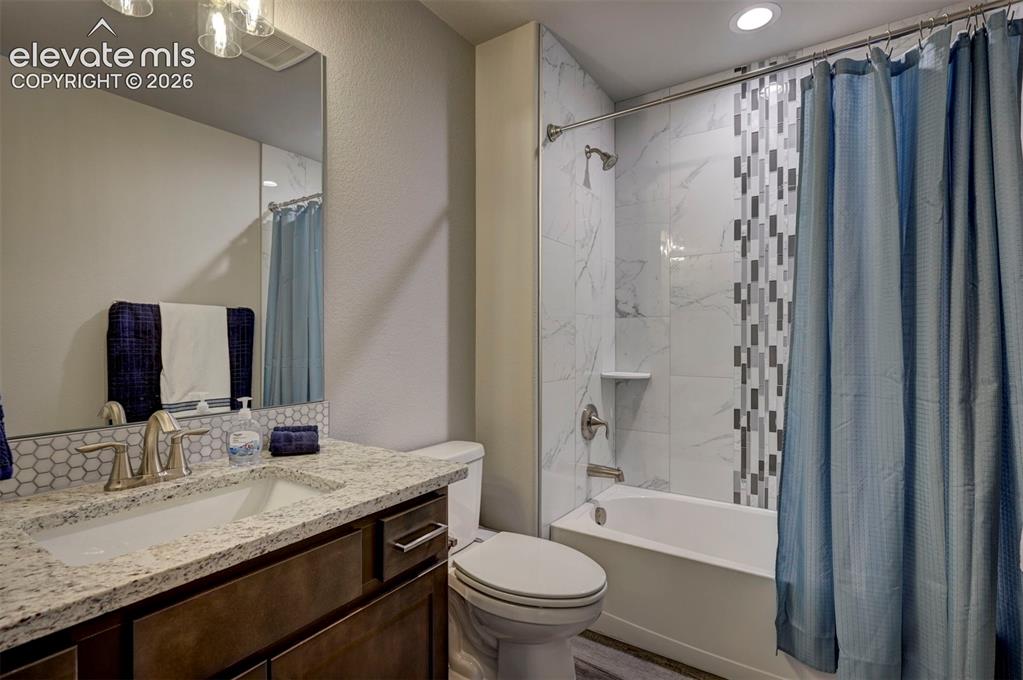 Image 29 of 47: Full Bathroom on Upper Level