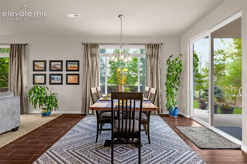 Image 14 of 42: Dining Area