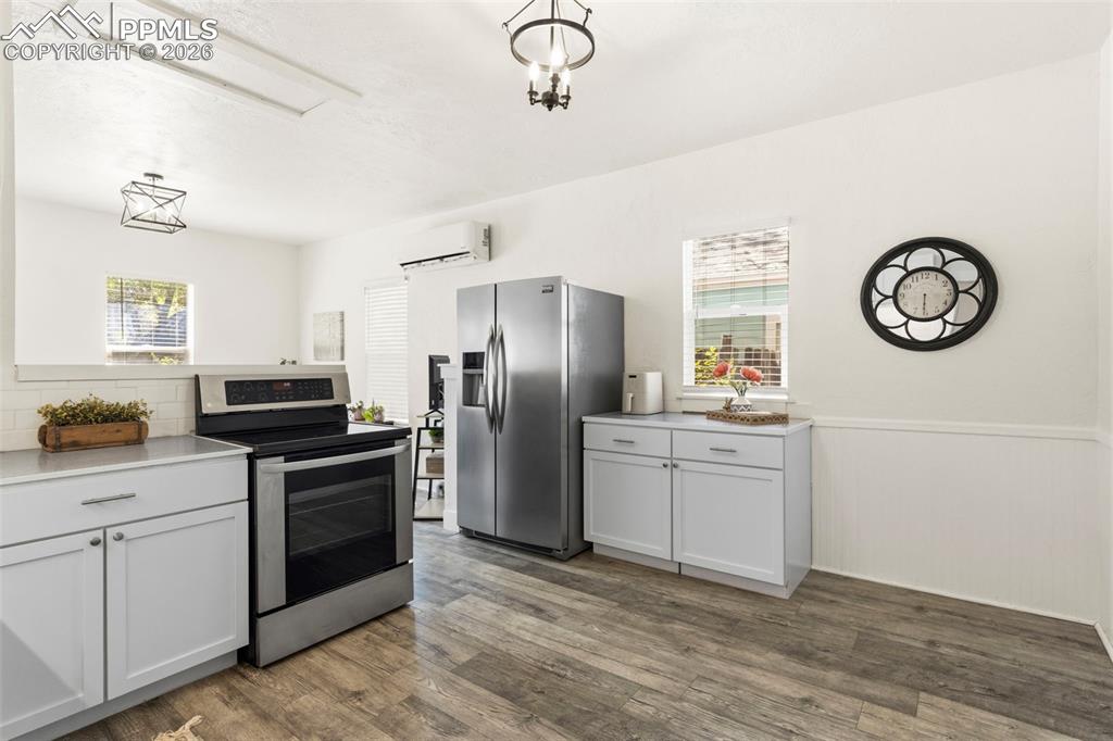 Image 10 of 26: Kitchen