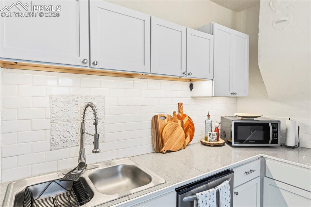 Image 13 of 26: Kitchen