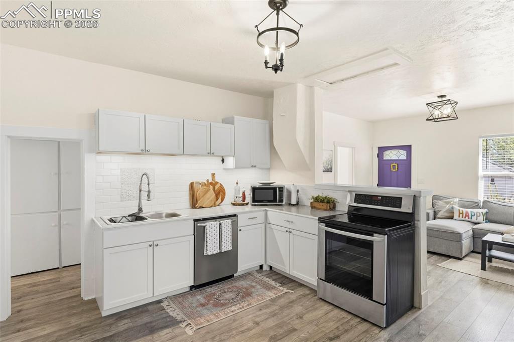 Image 14 of 26: Kitchen