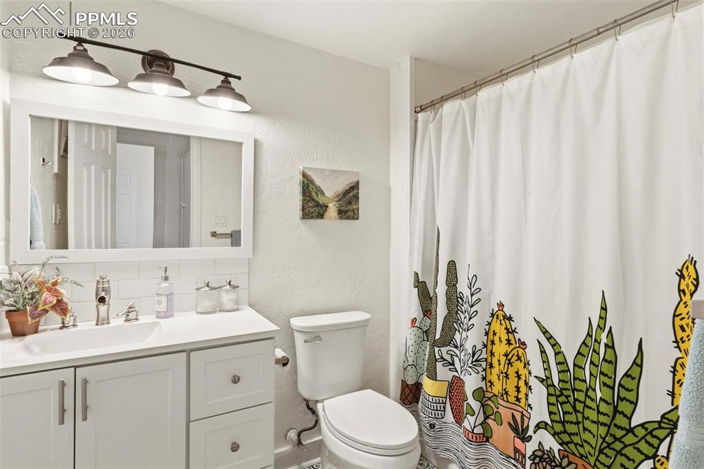 Image 22 of 26: Bathroom