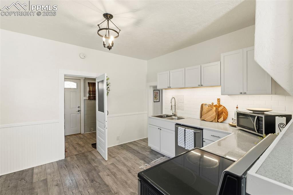 Image 8 of 26: Kitchen