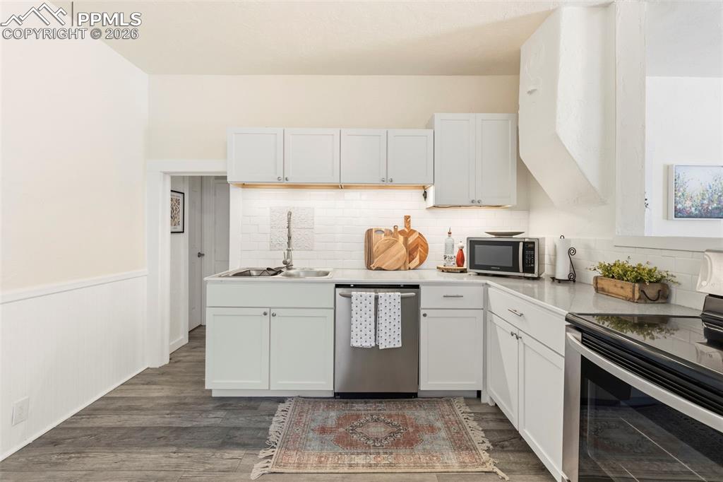 Image 9 of 26: Kitchen