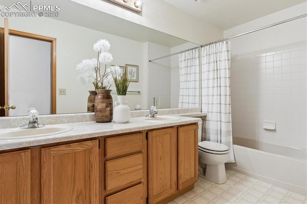 Image 19 of 29: Bathroom