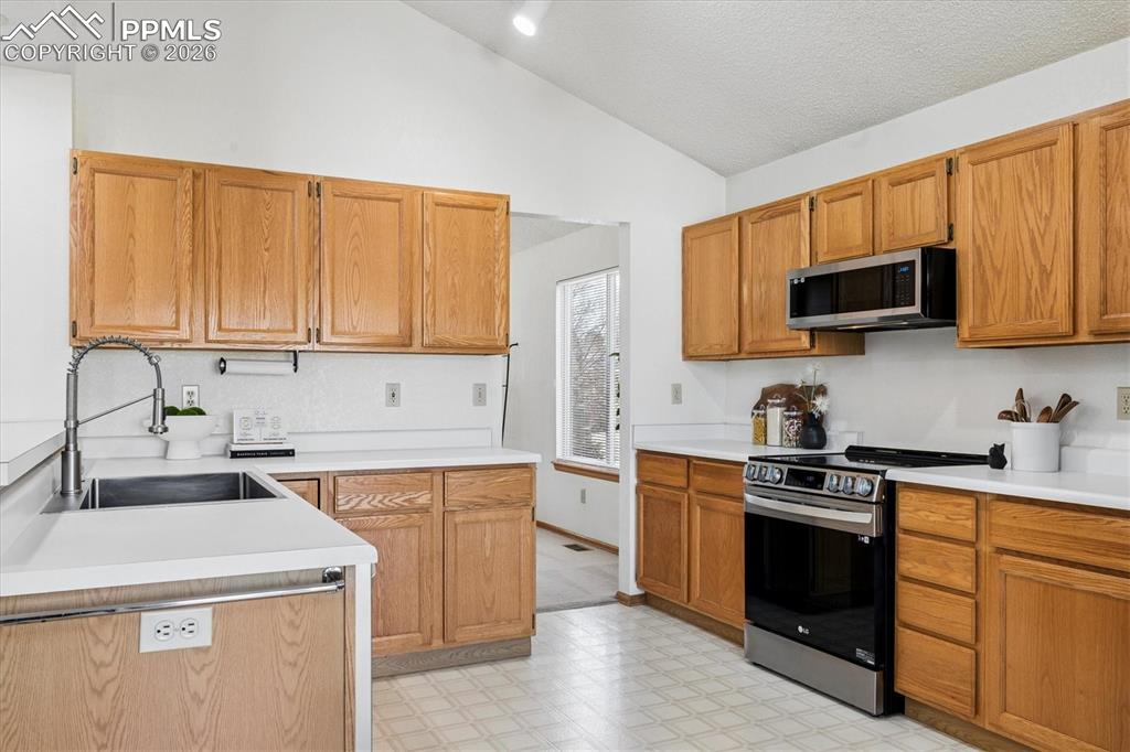 Image 9 of 29: Kitchen