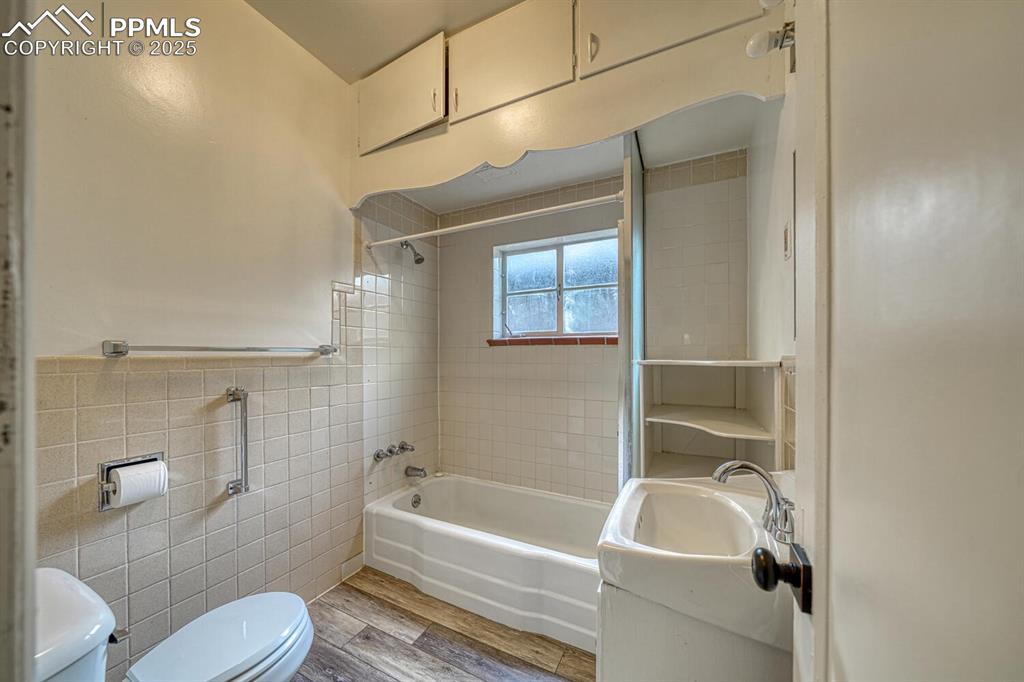 Image 10 of 30: Bathroom