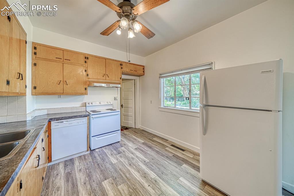 Image 14 of 30: Kitchen