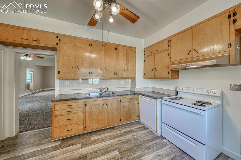 Image 16 of 30: Kitchen