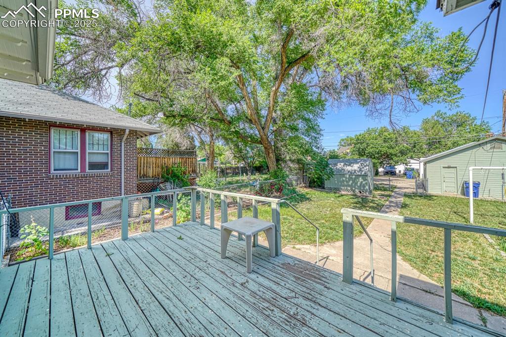 Image 23 of 30: Deck