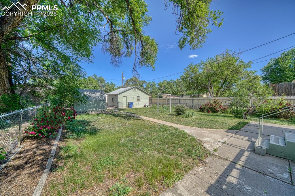 Image 25 of 30: Yard