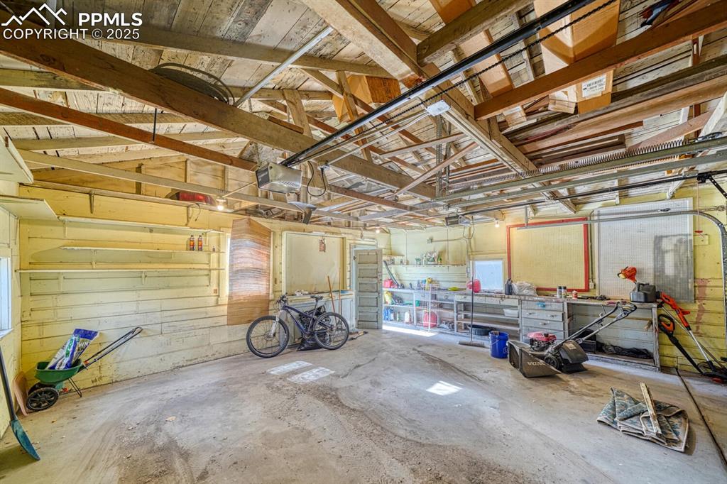 Image 28 of 30: Garage