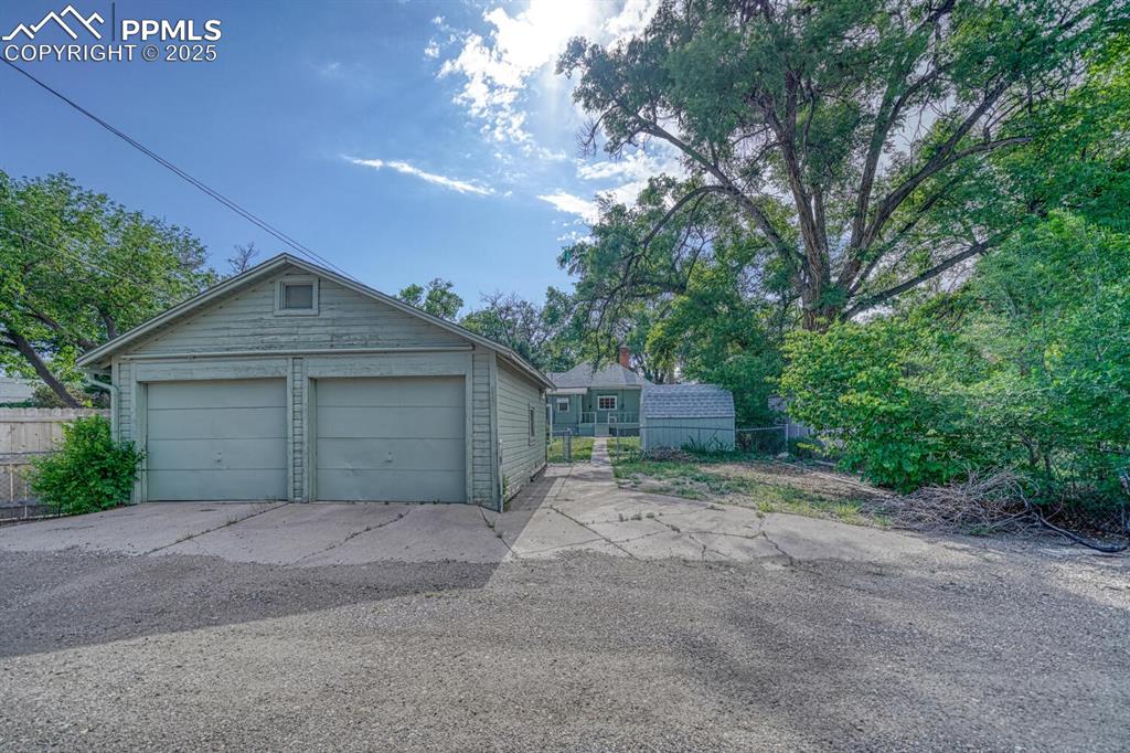 Image 30 of 30: Garage