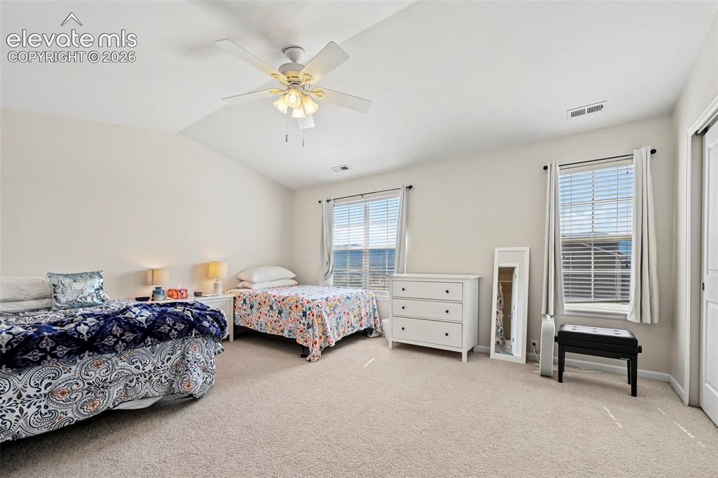 Image 18 of 31: Bedroom