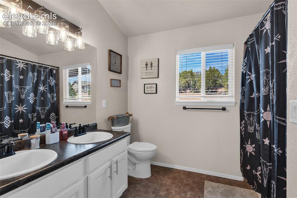 Image 16 of 46: Bathroom