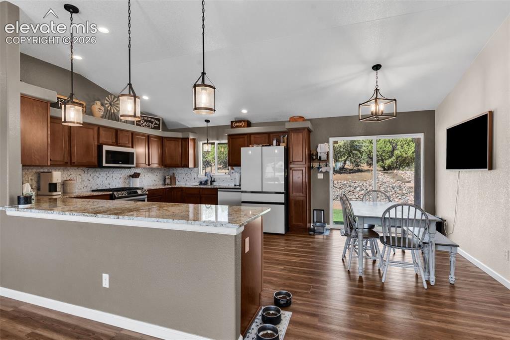 Image 5 of 46: Kitchen
