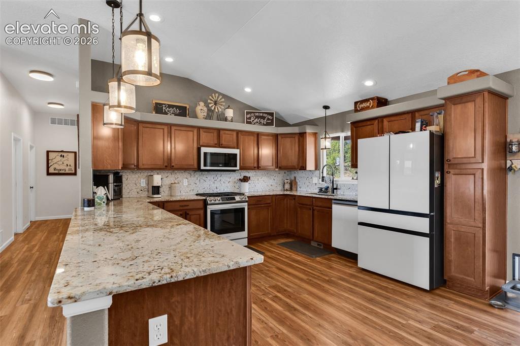 Image 7 of 46: Kitchen