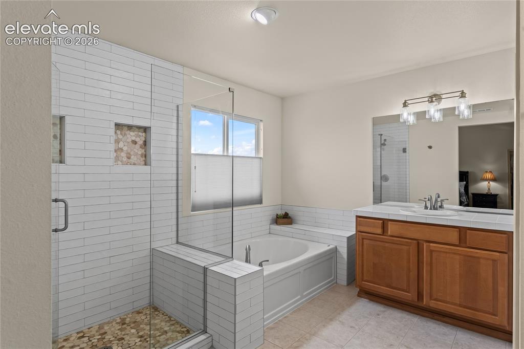 Image 25 of 47: Primary Bath Soaking Tub