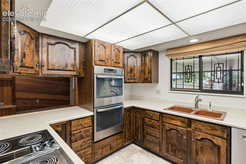 Image 17 of 38: Kitchen