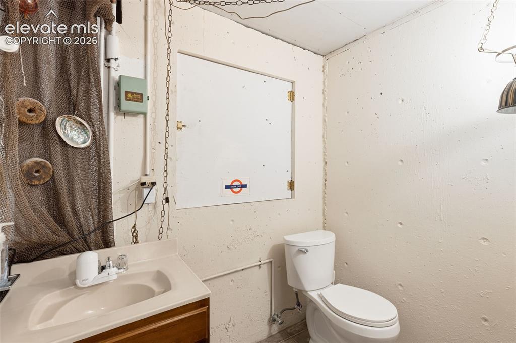 Image 28 of 38: Hey a private bathroom for the man / women cave minded :) 