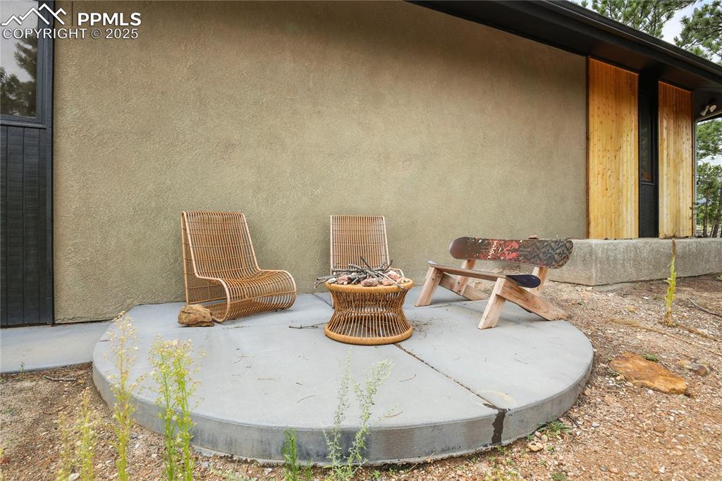 Image 7 of 50: Patio