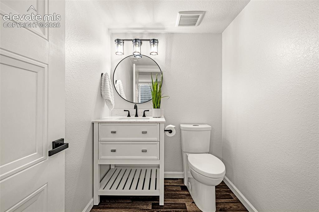 Image 22 of 49: with wet bar