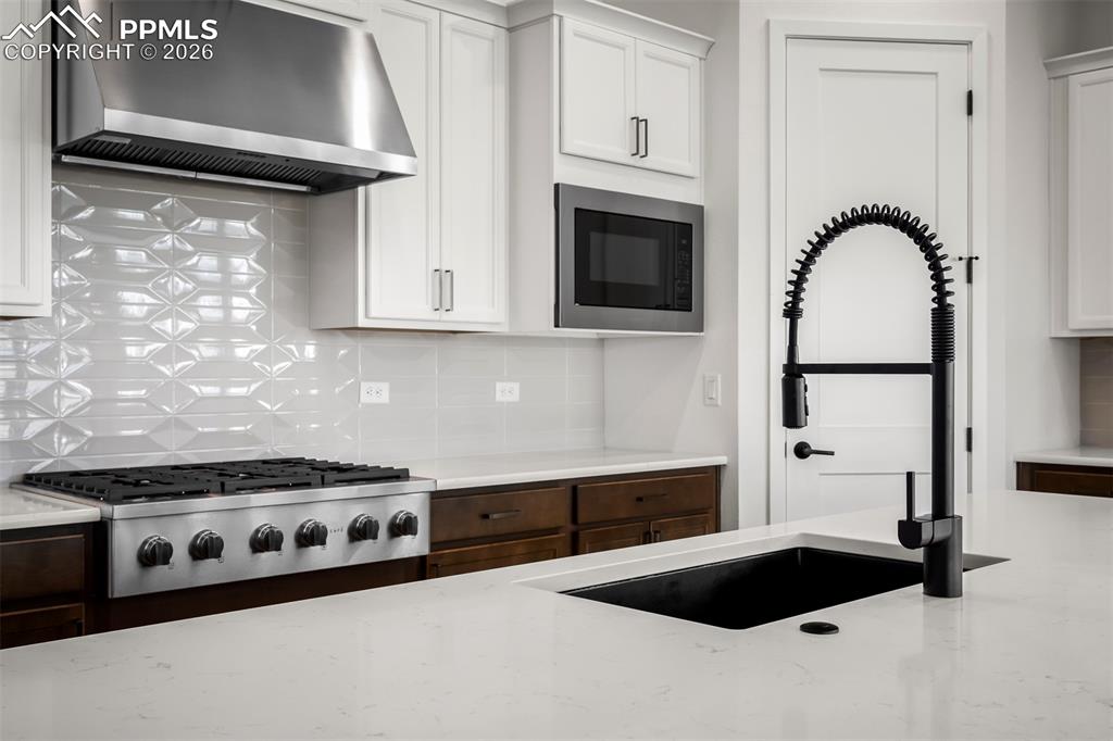 Image 10 of 40: Kitchen