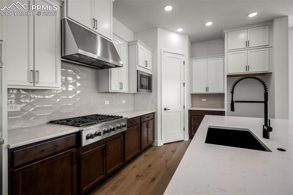 Image 11 of 40: Kitchen